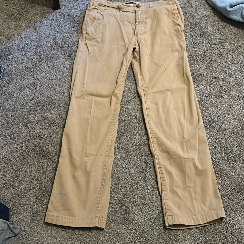 Men’s American eagle khakis size 32 x 32 extreme flex. Relaxed straight
